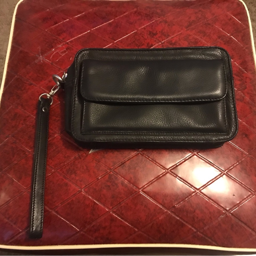Dilana Black Womens Leather Wristlet
